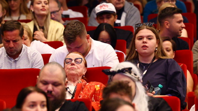 FOTO: Iva Janžurová se pohodlně usadila a čekala na zahájení filmu.