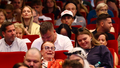 FOTO: Janžurová klábosila s doprovodem.