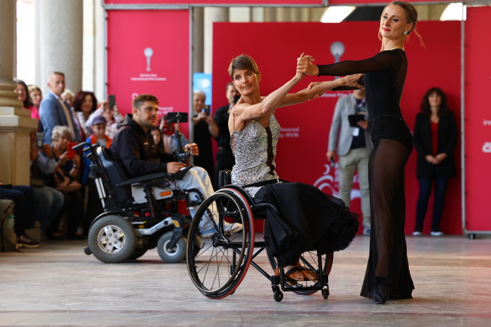 FOTO: Kateřina Bartuněk Hrstková vymyslela choreografii. – stránka 11