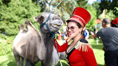 FOTO: Marta Jandová s velbloudem.