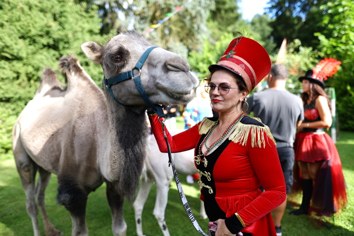 FOTO: Marta Jandová na party svého tatínka. – stránka 20