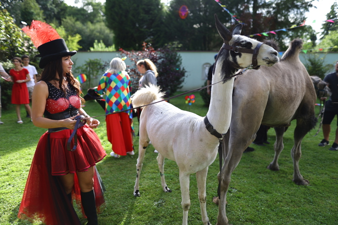 FOTO: Z letní party Petra Jandy. – stránka 59