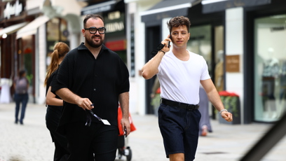 FOTO: Milan Peroutka si po cestě vyřídil telefon.