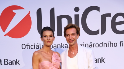 FOTO: Nikol Švantnerová v krásném růžovém modelu s návrhářem Jakubem Ponerem.
