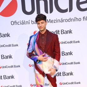 Milanu Peroutkovi extravagance sluší.