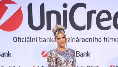 FOTO: Další zářící look. Letos se Vary třpytily.