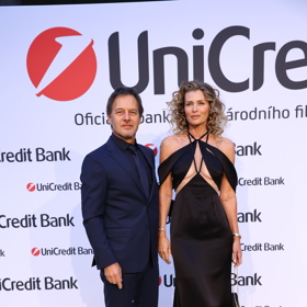 Daniela Peštová zvolila poměrně odvážné šaty. Přesto vypadala naprosto vkusně. Model doplnila o šperky značky Roberto Coin.