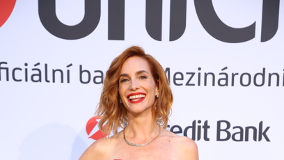 FOTO: Hana Vagnerová vynesla oslnivé šaty v barvě ohně od návrhářky Zuzany Kubíčkové, které doplnila o vlastní šperky značky Klenoty Aurum.