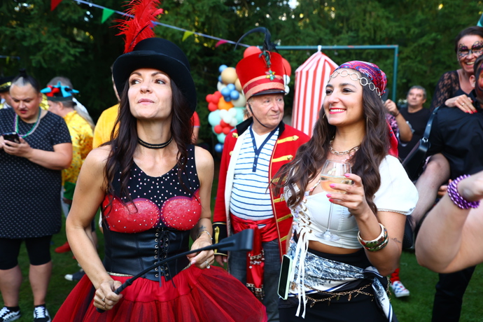 FOTO: Alice Jandová a Petr Janda si zahradní cirkusovou party užívali. – stránka 9