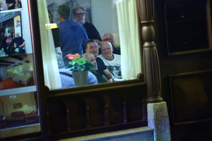 FOTO: Hosté sledovali televizi. – stránka 5