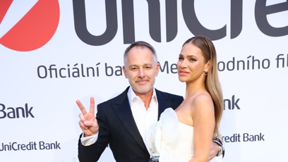 FOTO: Andrea Verešová s manželem na UniCredit party ve Varech.
