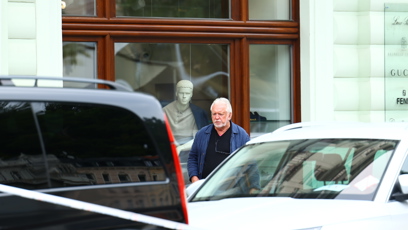 FOTO: Jaromír Hanzlík byl zachycen v ulicích Karlových Varů.