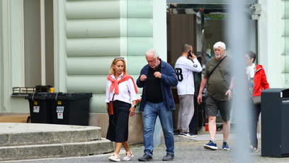 FOTO: Jaromír Hanzlík byl zachycen v ulicích Karlových Varů.