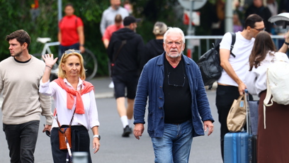 FOTO: Jaromír Hanzlík byl zachycen v ulicích Karlových Varů.