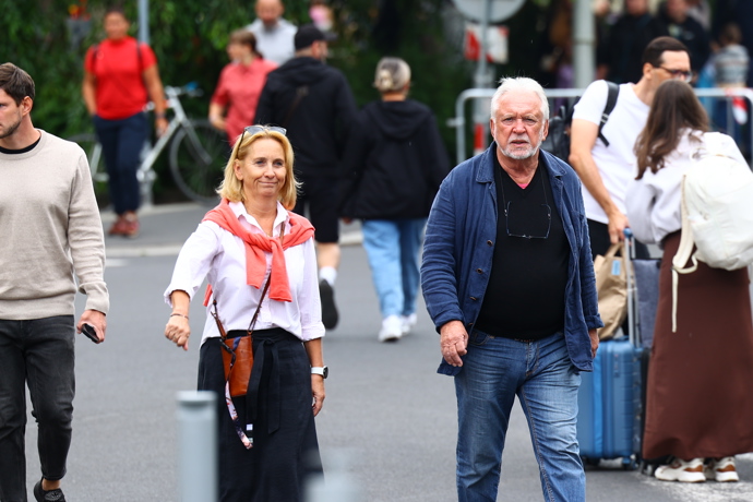 FOTO: Jaromír Hanzlík byl zachycen v ulicích Karlových Varů. – stránka 22