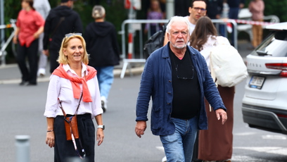 FOTO: Jaromír Hanzlík byl zachycen v ulicích Karlových Varů.