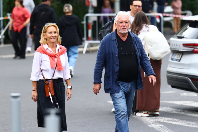 FOTO: Jaromír Hanzlík byl zachycen v ulicích Karlových Varů. – stránka 20