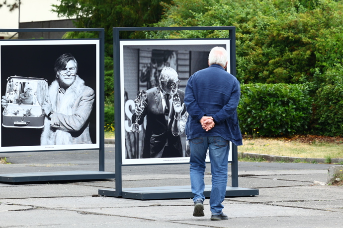 FOTO: Jaromír Hanzlík si prohlížel fotky. – stránka 16