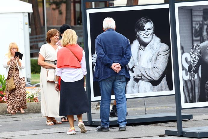 FOTO: Jaromír Hanzlík byl zachycen v ulicích Karlových Varů. – stránka 7