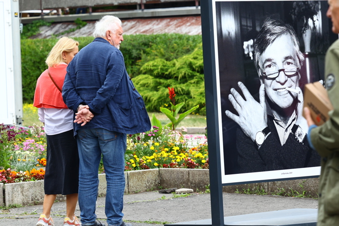FOTO: Jaromír Hanzlík byl zachycen v ulicích Karlových Varů. – stránka 6