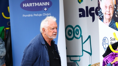 FOTO: Jaromír Hanzlík byl zachycen v ulicích Karlových Varů.