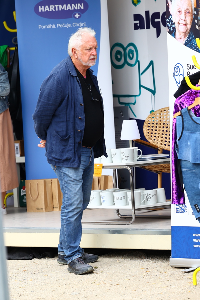 FOTO: Jaromír Hanzlík byl zachycen v ulicích Karlových Varů.