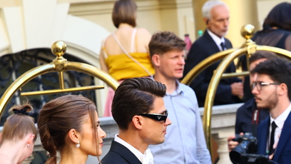 FOTO: Andrea Bezděková s přítelem Sebastianem na zahájení festivalu ve Varech.
