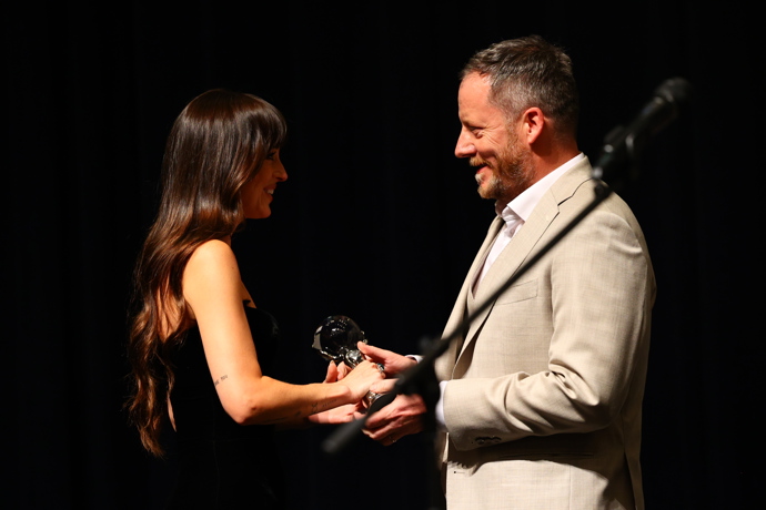 FOTO: Dakota Johnson přebírá Cenu prezidenta KVIFF. Dojatá, ale stále s noblesou. – stránka 25