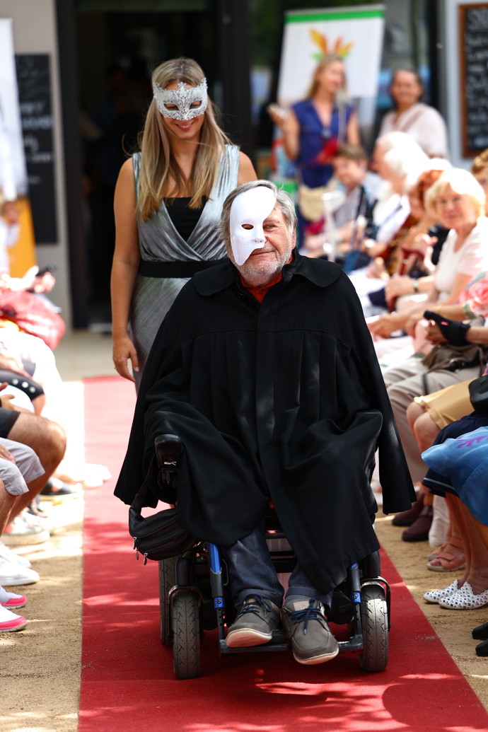 FOTO: Módní přehlídka seniorů inspirovaná Fantomem opery. – stránka 3