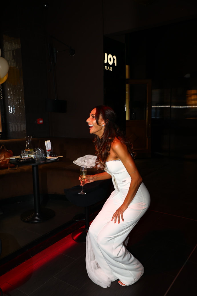 FOTO: Eliška Bučková se nestačila divit, kdo na její oslavu všechno dorazil. – stránka 43