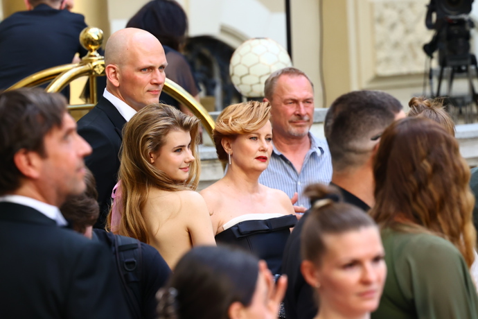 FOTO: Jitka Schneiderová s dcerou na zahájení festivalu ve Varech. – stránka 1678