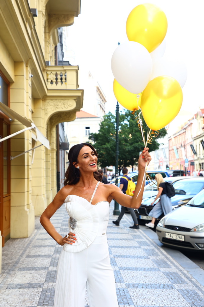 FOTO: Eliška Bučková s balonky. – stránka 24