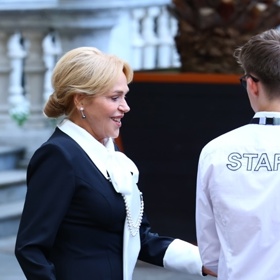 Ležérní drdůlek stažený do týla v detailu. 