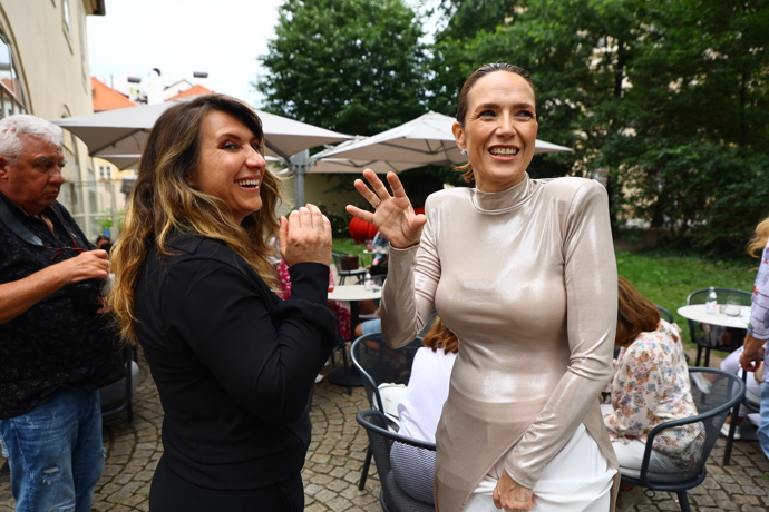 FOTO: Tereza Kostková s módní návrhářkou Martinou Pipkovou Loudovou. – stránka 11