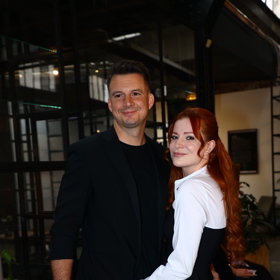 Pár se od sebe ani na chvíli neodtrhl.