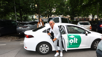 FOTO: Leo netradičně dorazil taxíkem.