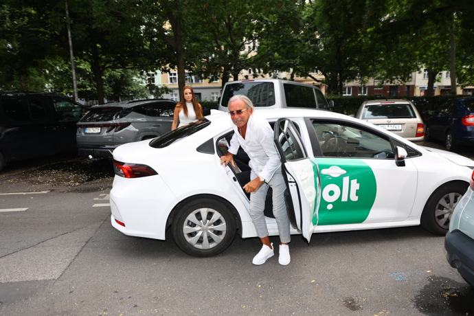 FOTO: Leo netradičně dorazil taxíkem. – stránka 12