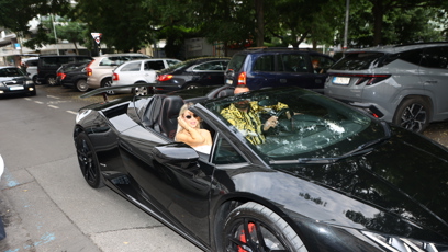 FOTO: Karlos a Lela v černém Lamborghini.