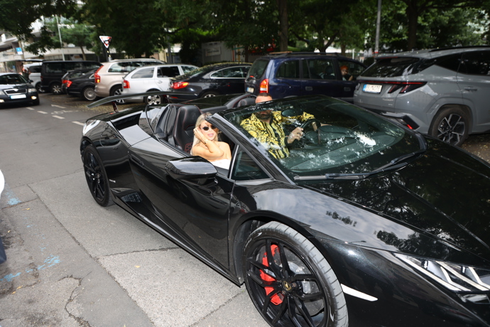 FOTO: Karlos a Lela v černém Lamborghini. – stránka 24