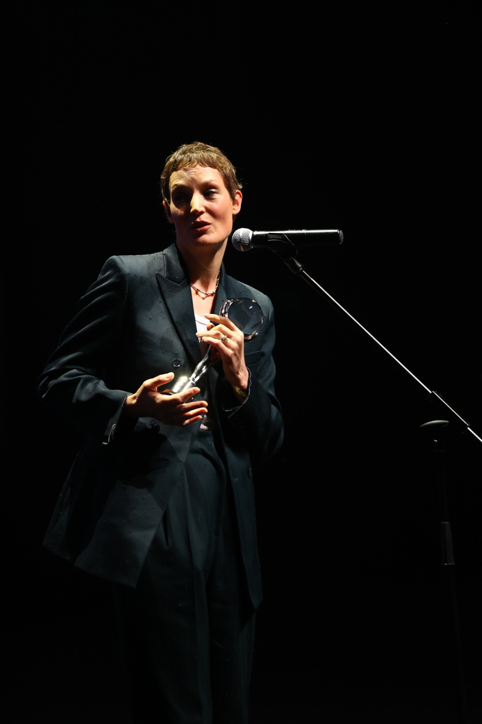FOTO: Vicky Krieps během zahajovacího ceremoniálu. – stránka 7