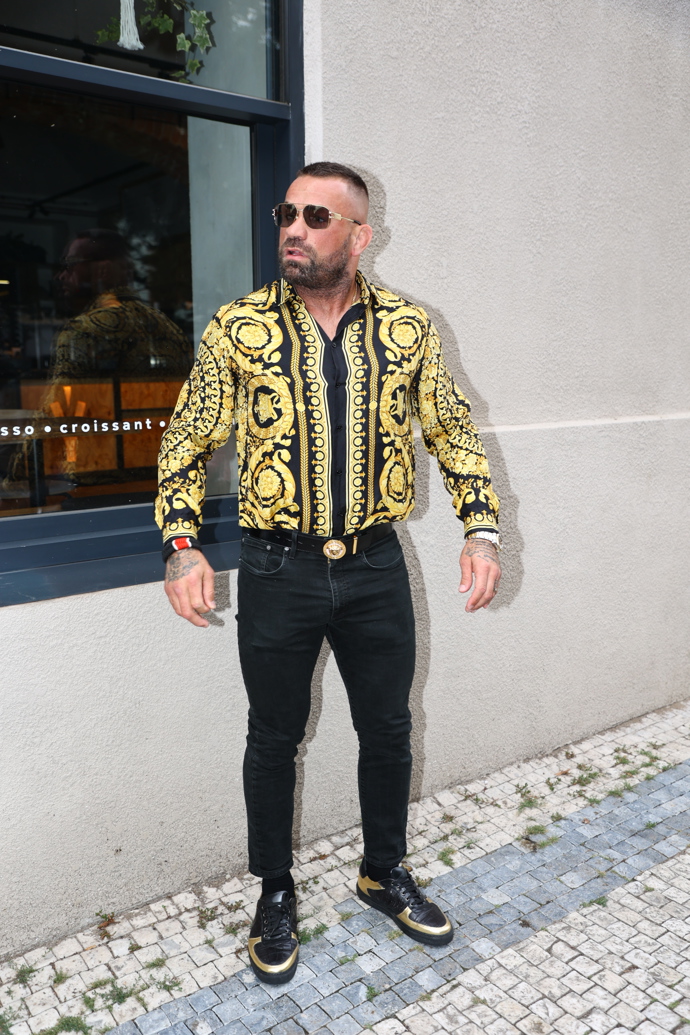 FOTO: Karlos vytáhl svou nejoblíbenější košili. – stránka 15