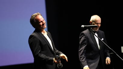 FOTO: Peter Sarsgaard na pódiu.