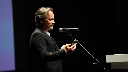 FOTO: Peter Sarsgaard četl z mobilu.