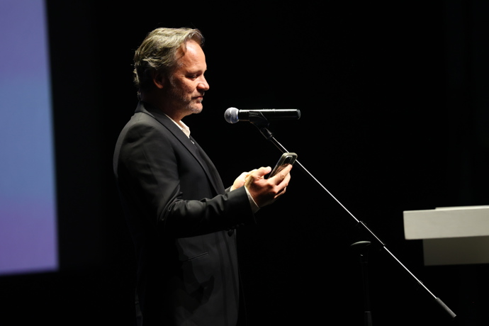 FOTO: Peter Sarsgaard četl z mobilu. – stránka 10