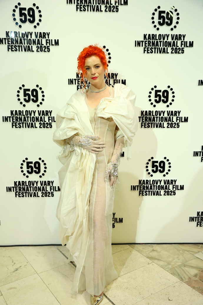 FOTO: Žofie Dařbujánová na zahájení Mezinárodního filmového festivalu. – stránka 7