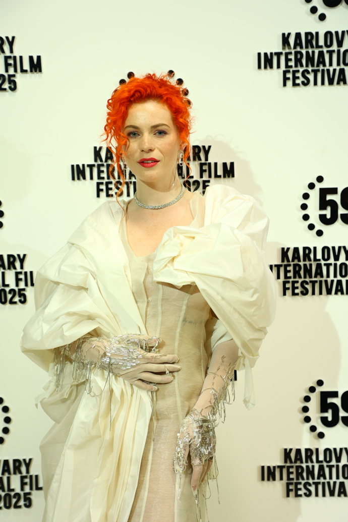 FOTO: Žofie Dařbujánová si nenechala ujít Filmový festival ve Varech. – stránka 6