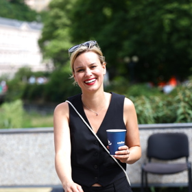 Patricie Solaříková na karlovarské kolonádě.