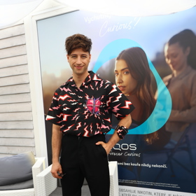 K barevné košili pro tentokrát oblékl Milan jednoduché černé kalhoty. 