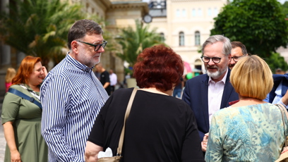 FOTO: Petr Fiala a Zbyněk Stanjura se baví s lidmi.