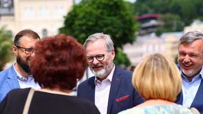 FOTO: Petr Fiala mezi lidmi.